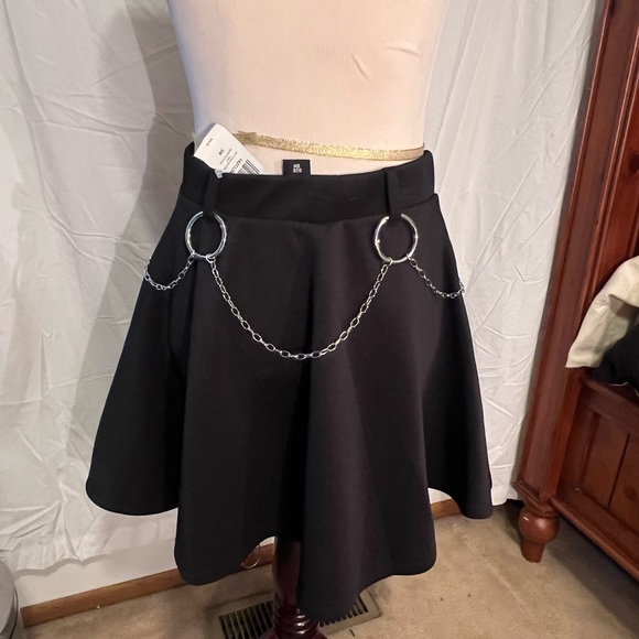 Hot Topic Dresses & Skirts - Hot Topic Black Skirt with Chain